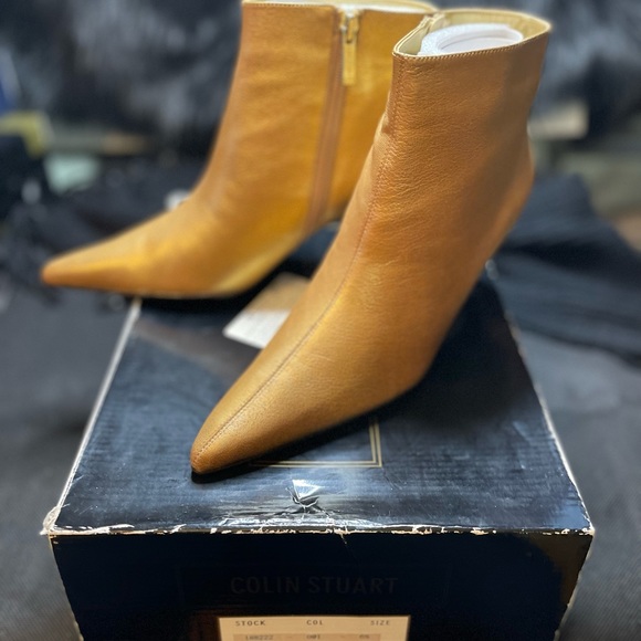 COLIN STUART GENUINE LEATHER GOLD ANKLE BOOTS WITH 2.5” HEELS AND BEAUTIFUL 6.5M - Picture 3 of 4